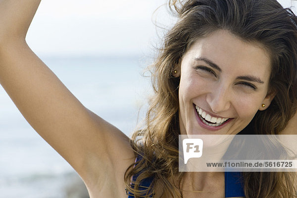 Junge Frau lächelt vor der Kamera  Porträt