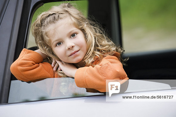 Kleines Mädchen schaut aus dem Autofenster  Portrait