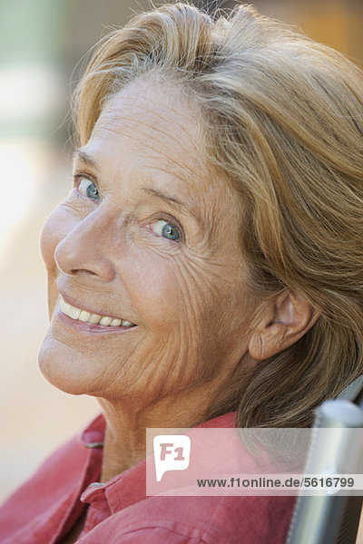 Lächelnde Seniorin  Portrait