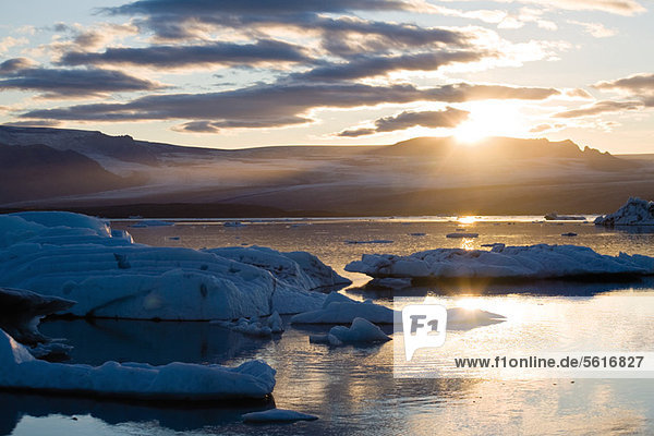 Sonnenuntergang über der Jokulsarlon Gletscherlagune Island