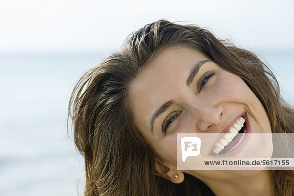 Junge Frau im Freien  fröhlich lächelnd  Portrait
