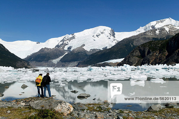 Hikers at Lago Onelli  Cordillera  Los Glaciares National Park  UNESCO World Heritage Site  Santa Cruz province  Patagonia  Argentina  South America