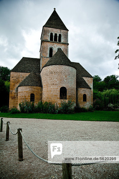 Romanische Kirche in St-LÈon-sur-VÈzËre  VÈzËre-Tal  Perigord  Frankreich  Europa