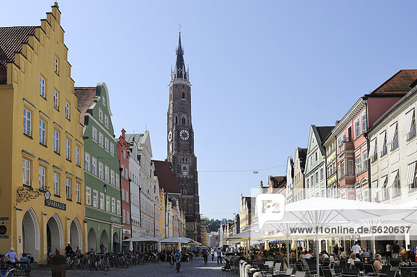 Altstadt  Fußgängerzone mit Pfarrkirche St. Martin  Landshut  Niederbayern  Bayern  Deutschland  Europa  ÖffentlicherGrund
