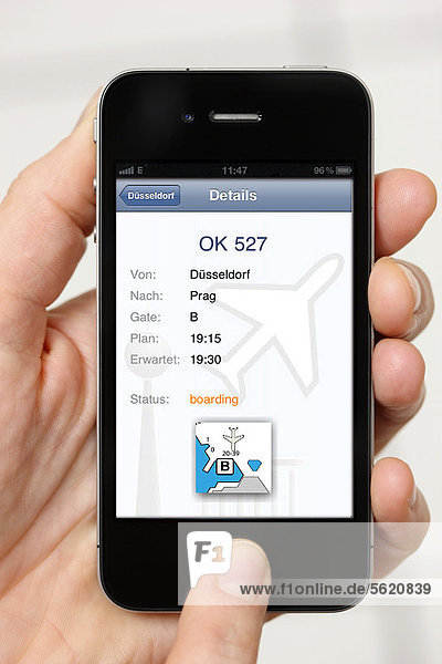 Iphone  Smartphone  App auf dem Display  Informationen über Abflug  Ankunft  Verbindungen  Flughafen Düsseldorf International