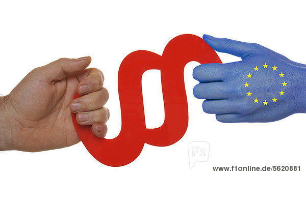 Hände  davon eine mit Eurosternen  ziehen an einem Paragraphenzeichen  Symbolbild