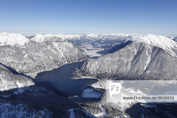 Blick vom Welterbeblick am Krippenstein über Hallstätter See mit Ramsaugebirge und Sarstein  Salzkammergut  Oberösterreich  Österreich  Europa