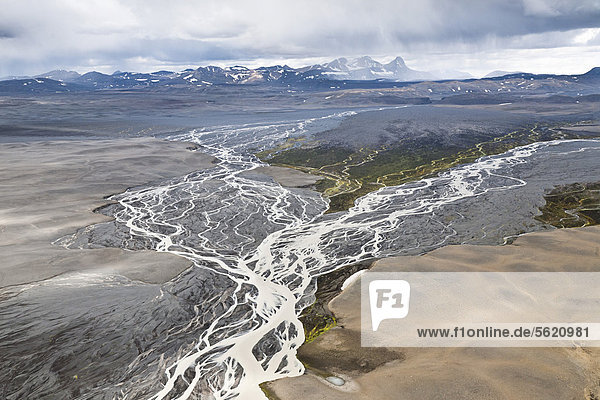 Luftaufnahme der feinen Verzweigungen und Strukturen des Flusses Tungna hinter den Gletschern und Bergen des Kerlingarfjöll im Inneren des Hochlandes von Island  Europa
