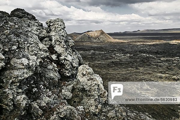 Heiße Dämpfe zischen aus Spalten in den Lavafeldern um die erloschenen Krater im Geothermalgebiet der Leirhnjukur-Spalte am Vulkan Krafla im Norden von Island  Europa