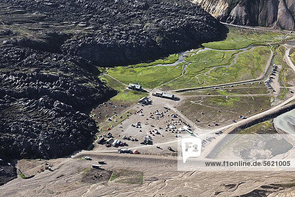 Luftaufnahme  Hütten und Campingplatz von Landmannalaugar in der Schlucht GrÊnagil  Graenagil  links das große Lavafeld  Naturschutzgebiet Fjallabak  Island  Europa