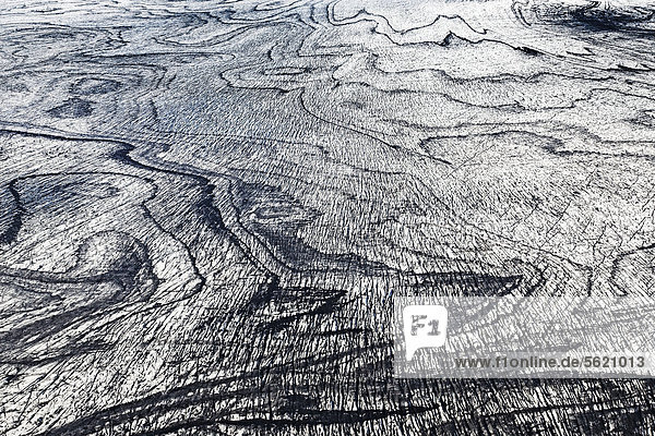 Luftaufnahme  Linien und Strukturen aus Vulkanasche und schwarzer Lava im Eis und Schnee des Vatnajökull Gletschers  Island  Europa