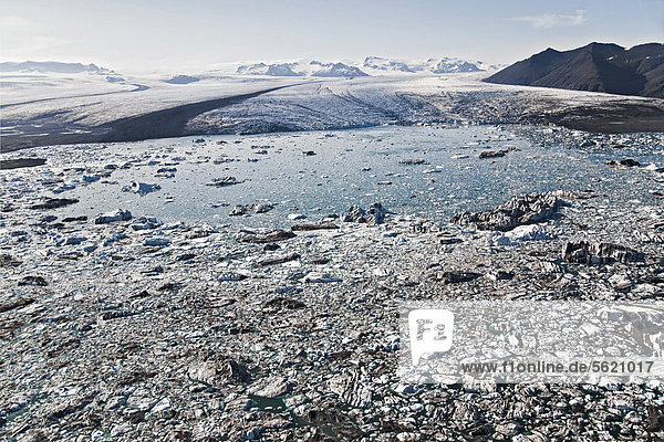 Luftaufnahme  Eisberge und Eisbrocken stauen sich auf ihrem Weg ins Meer in der Gletscherlagune Jökulsarlon an der Südseite des Vatnajökull Gletschers  Island  Europa