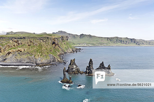 Luftaufnahme  die drei Felsnadeln Skessudrangar  Landdrangar und Langhamrar im Meer vor der Südküste von Island  Europa