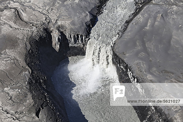 Die Karahnjukar  K·rahnj_kar Schlucht und der Wasserfall des Flusses Jökulsa a Bru  Jökuls· · Br_  im östlichen Hochland von Island  Europa