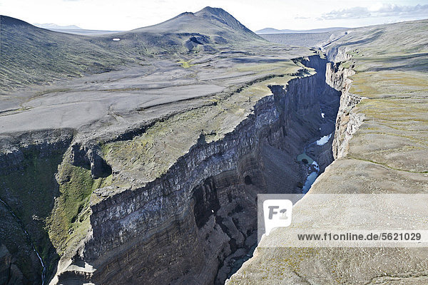 Die Karahnjukar  K·rahnj_kar Schlucht und an deren Ende der zum Wasserkraftwerk gehörende Damm und Stausee in dem der Fluss Jökulsa a Bru  Jökuls· · Br_  gestaut wird  im östlichen Hochland von Island  Europa