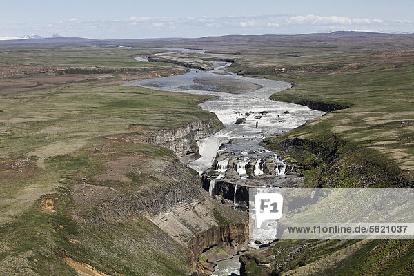 Luftaufnahme der Schlucht und der Wasserfälle des Flusses _ors·  Thorsa  im Hochland von Island  Europa