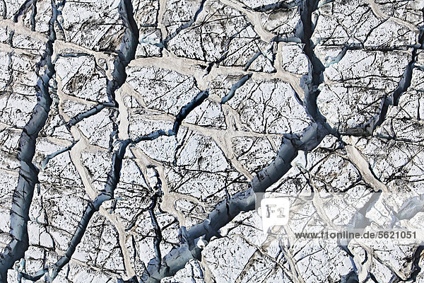 Luftaufnahme von Gletscherspalten  Linien und Strukturen aus Vulkanasche und schwarzer Lava im Eis und Schnee des Vatnajökull Gletschers in Island  Europa