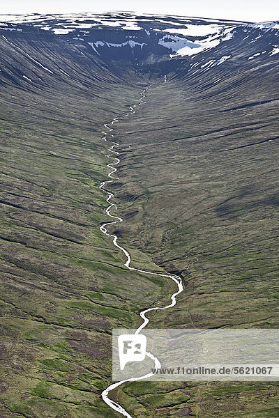 Luftaufnahme  ein mäandernder Fluss  der aus dem westlichen Hochland von Island Richtung Meer ins Tal hinab fließt  Island  Europa