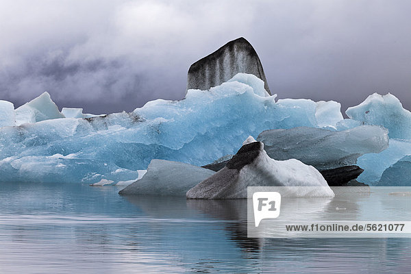 Kleine Eisberge mit Spuren von Vulkanasche in der Gletscherlagune des Gletschers Vatnajökull Jökulsarlon  Island  Europa