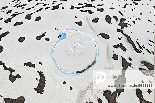 Luftaufnahme  ein Kreis aus blauem Schmelzwasser im Eis des Gletschers Langjökull  Island  Europa