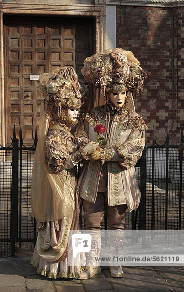 Maskenträger  Karneval in Venedig  Italien  Europa