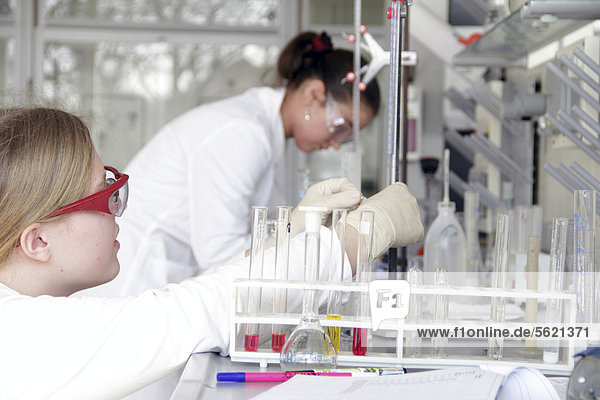 Studentinnen im Chemiepraktikum