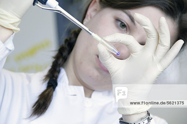 Wissenschaftlerin bei der Laborarbeit