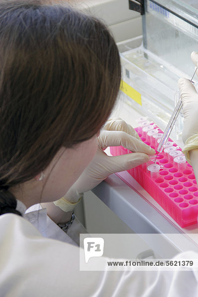 Wissenschaftlerin bei der Laborarbeit