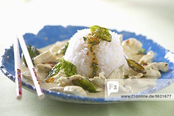 Hähnchenragout mit Chilisauce  frittiertem Basilikum und Reis (Thailand)