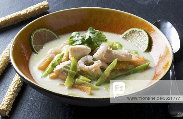 Kokossuppe mit Lachs und Garnelen Thailand