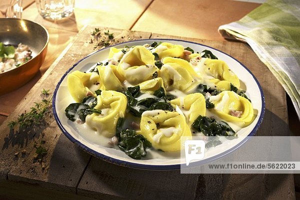 Tortellini mit Blattspinat und Sahnesauce