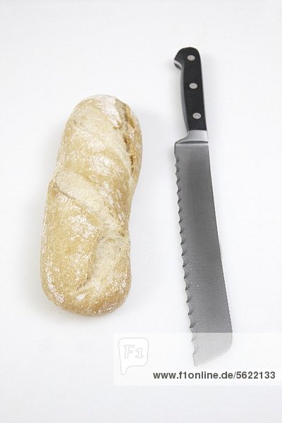 Weissbrotstange mit Brotmesser