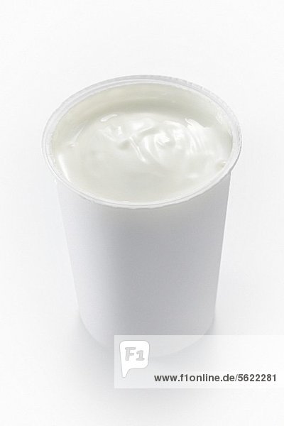 Joghurt im Plastikbecher
