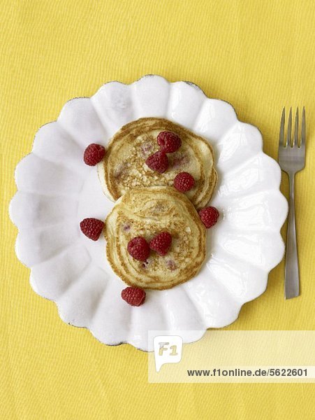 Pancakes mit frischen Himbeeren von oben
