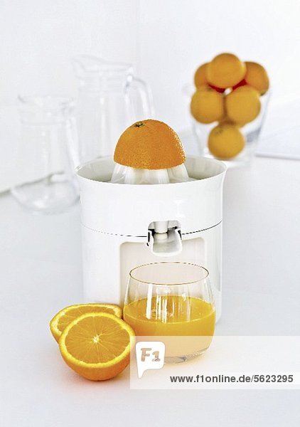Frisch gepresster Orangensaft mit Saftpresse