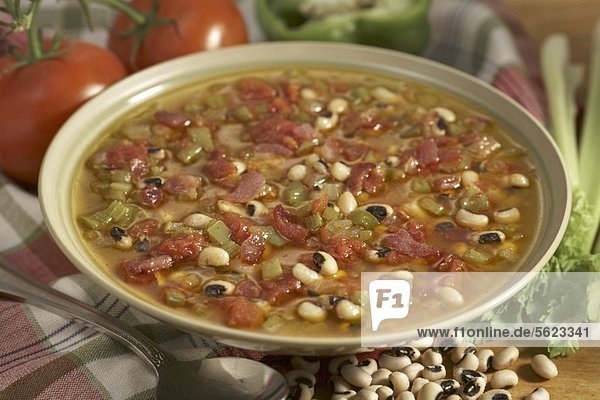 Gemüsesuppe mit Tomaten und Augenbohnen