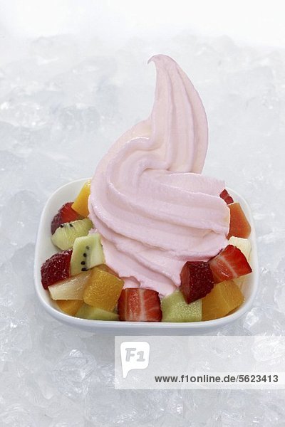 Erdbeer-Joghurt-Eis,  garniert mit Früchtemix