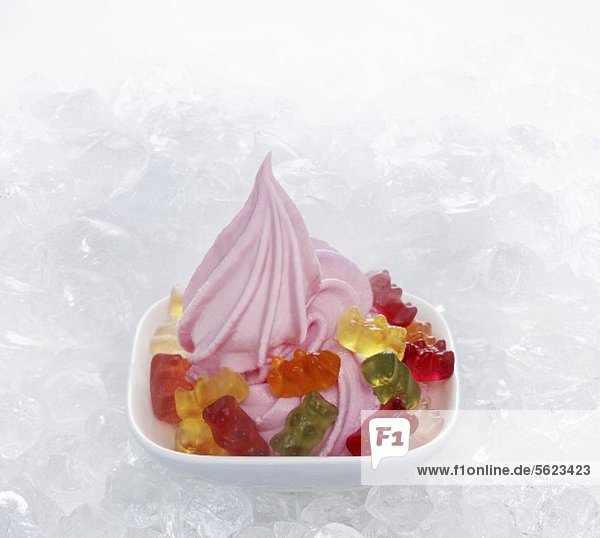 Erdbeer-Joghurt-Eis  garniert mit Gummibärchen
