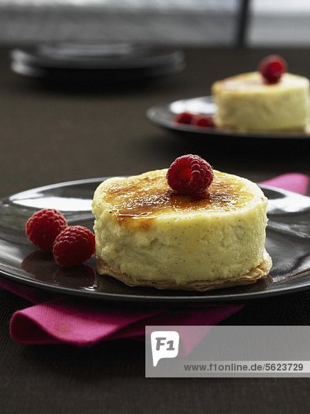Caramelized vanilla cheese cake with fresh raspberries