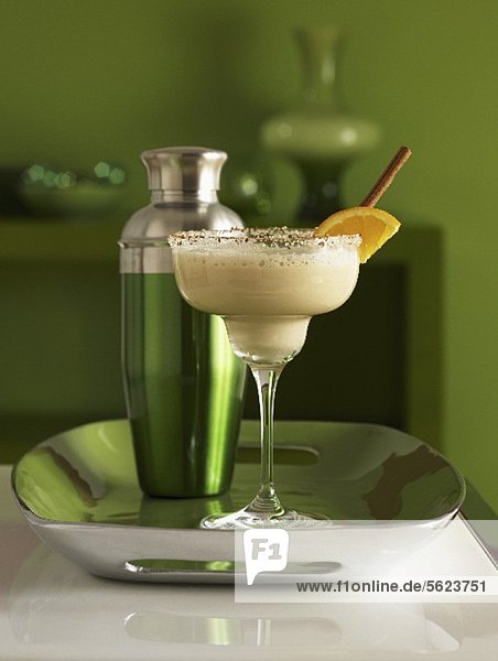 Frozen Martini in einem Glas mit Zuckerrand und ein Shaker