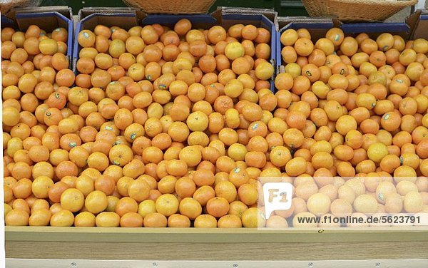 Viele Clementinen in Steigen auf dem Markt