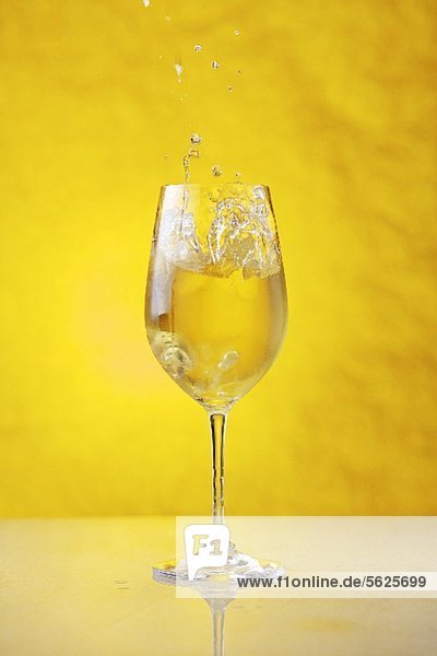 Quittenspritzer: Drink mit Weisswein  Kombucha Quitte & Soda