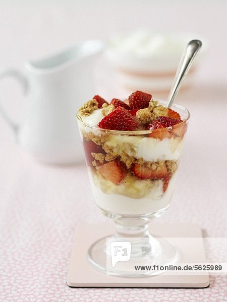 Knuspermüsli mit Joghurt und Erdbeeren