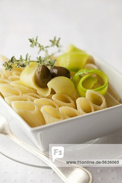 Nudelsalat mit Penne  Zucchini & Oliven