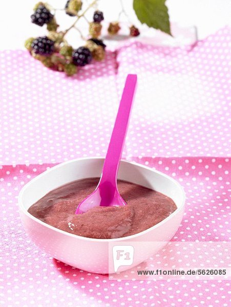 Blackberry and banana purÈe (baby food)