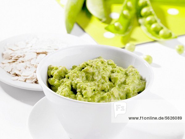 Baby food made with oats and peas