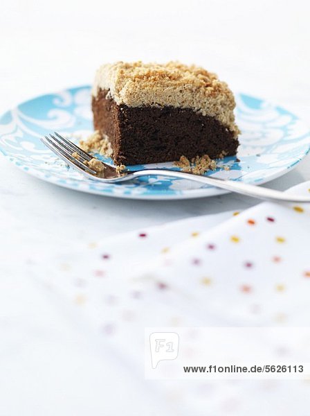 Ein Stück Schokoladen-Streusel-Kuchen