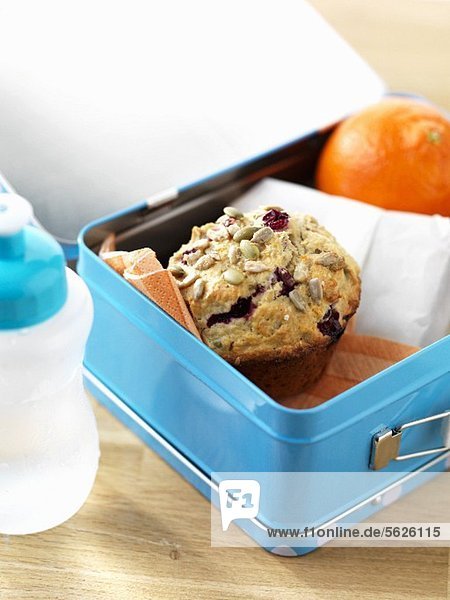 Lunchbox mit Cranberrymuffin und Orange