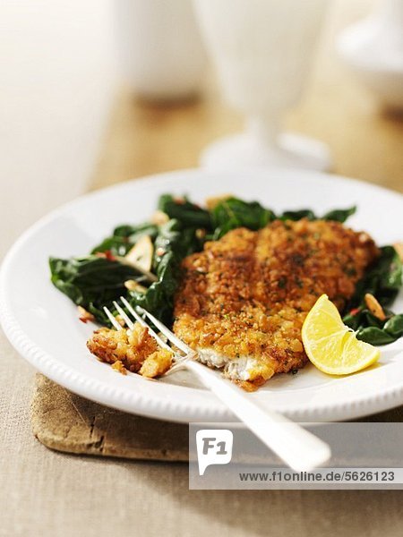 Paniertes Fischfilet mit Spinat