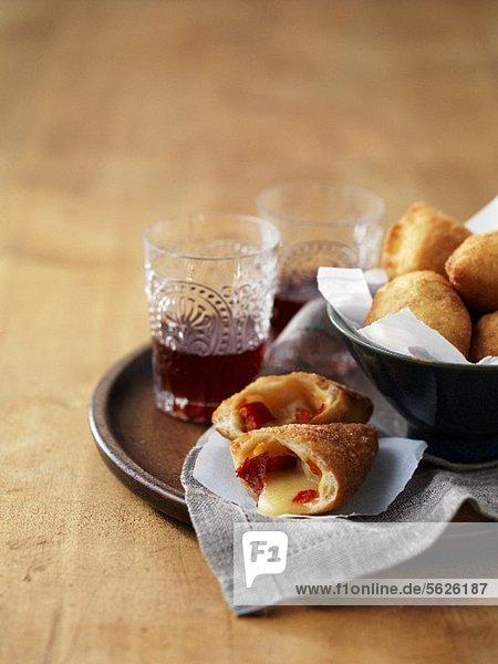 Panzerotti (frittierte Teigtaschen  Italien) mit Provolone